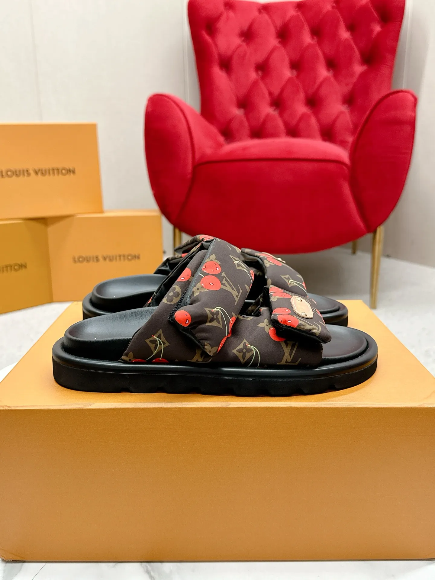 P340 yuan LV Louis Vuitton Full of high-end feel! A popular model among bloggers at home and abroad, it’s retro and fashionable, and looks stunning on your feet! Mainly recommended model on the official website★ ━━━━━ ЅᏇєєt ━━━━━ ▪️Upper: original calfskin ➕5D printing process ▪️Inner: imported mixed sheepskin ▪️Outsole: original molded foam outsole ▪️Size: Female 35-40 Men's 39-44 (women's 41 men's 45)